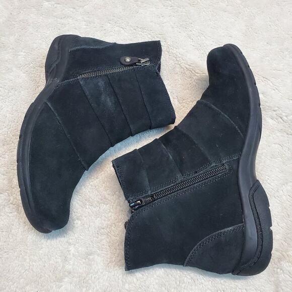 Clarks Black Suede Leather Lagenlook Ruched Goth Zip Ankle Boots Shoes 6W 6 Wide - Picture 1 of 10